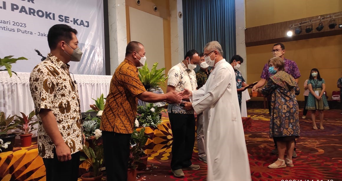 Albertus Sukendro Ketua TGKP Paroki Pinang menerima Piagam Penghargaan--